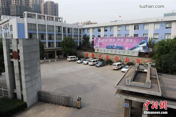 長(zhǎng)沙市坪塘勞動(dòng)教養(yǎng)管理所采購(gòu)我公司定制生產(chǎn)的11KW二用一備自來水加壓泵站一套，本設(shè)備供水范圍為5公里，供水人數(shù)為3600人，目前本自來水加壓泵站運(yùn)行平穩(wěn)，高效節(jié)能，受到了管理所的一致好評(píng)！